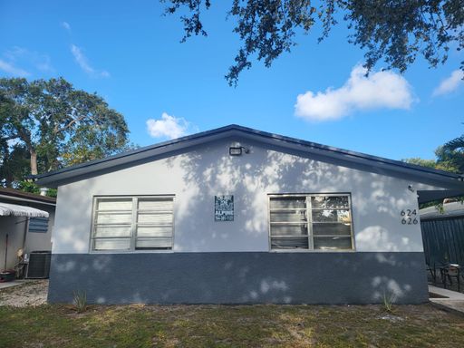 Remodeled 2 Bedroom Duplex in the heart of Hallandale Beach – photo 1