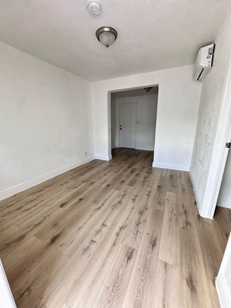 Hallandale Beach Apartment: 840 NW 10th St