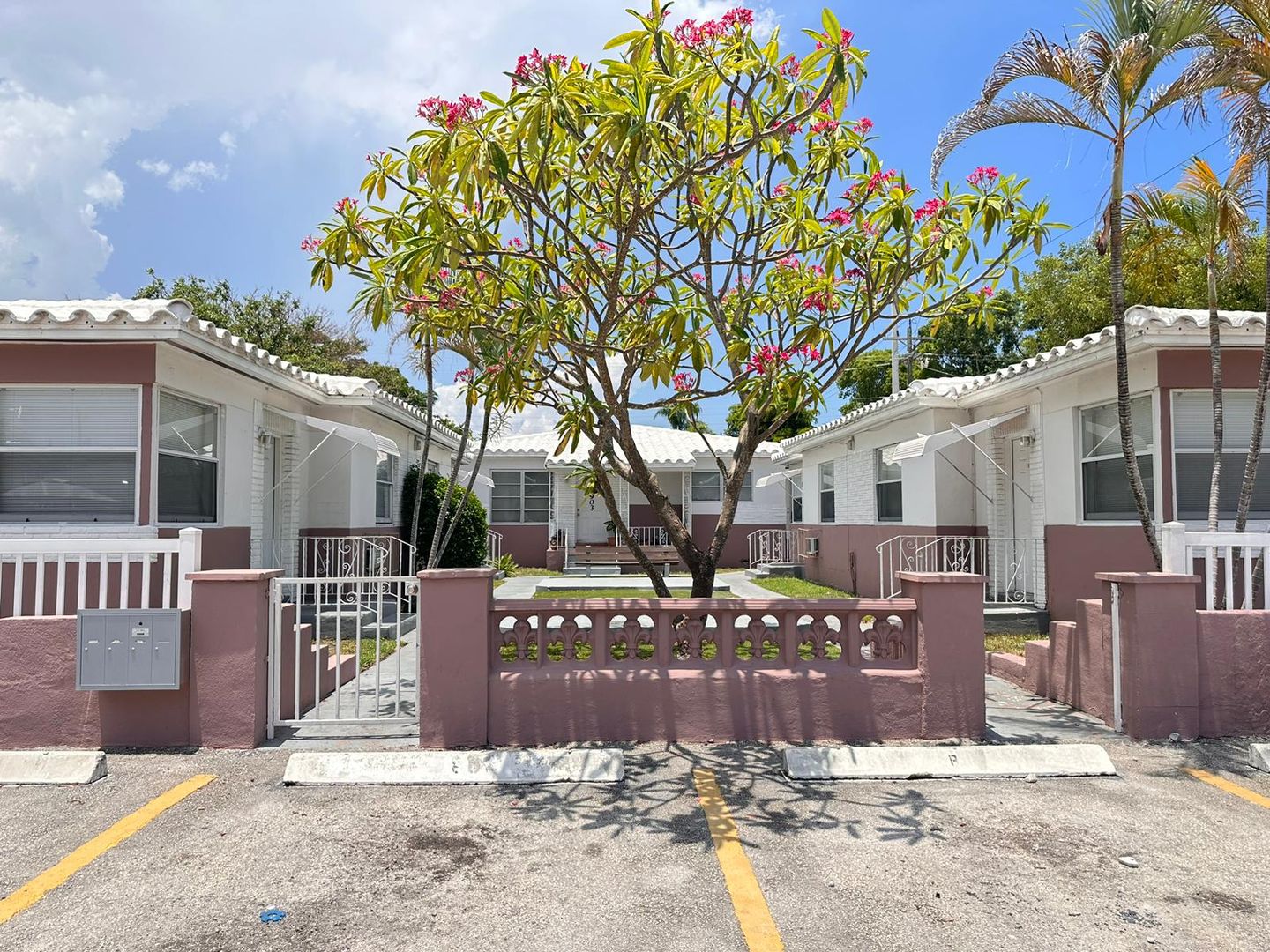 Hollywood Apartment: 1903 Thomas St