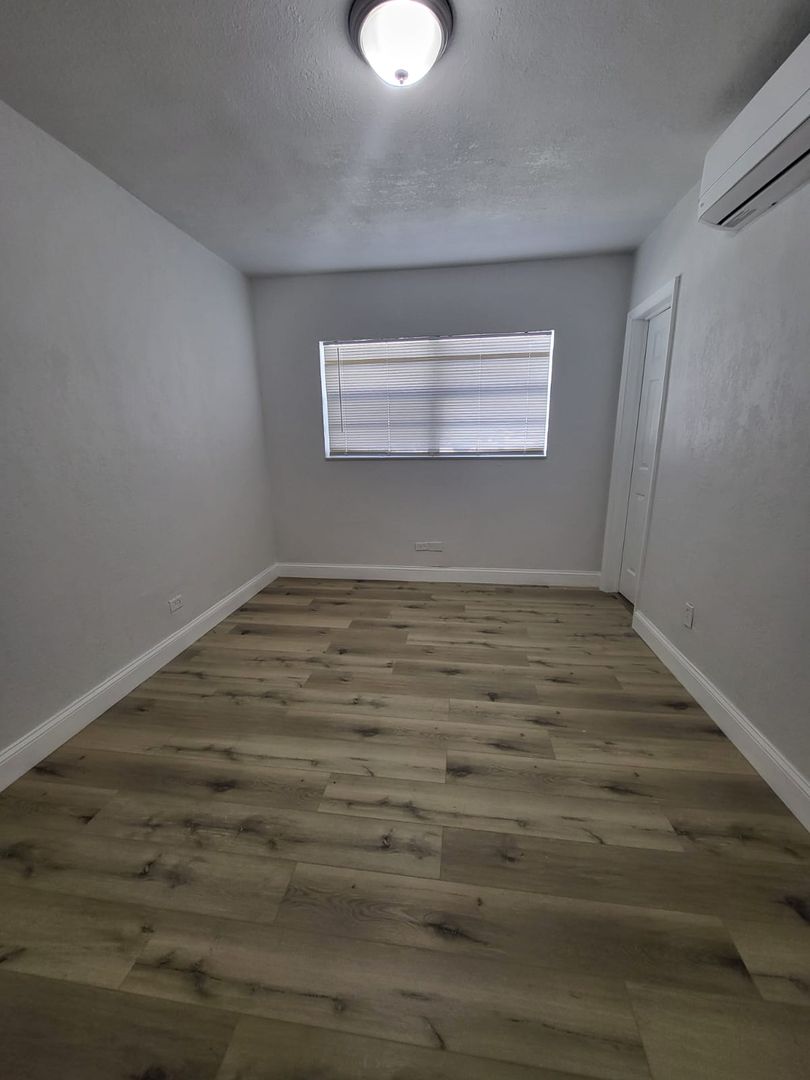 Dania Beach Apartment: 109 SW 5th Ct