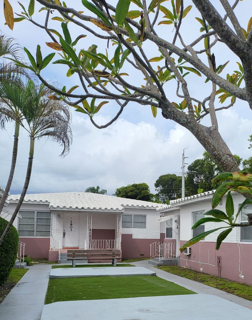 Hollywood Apartment: 1903 Thomas St