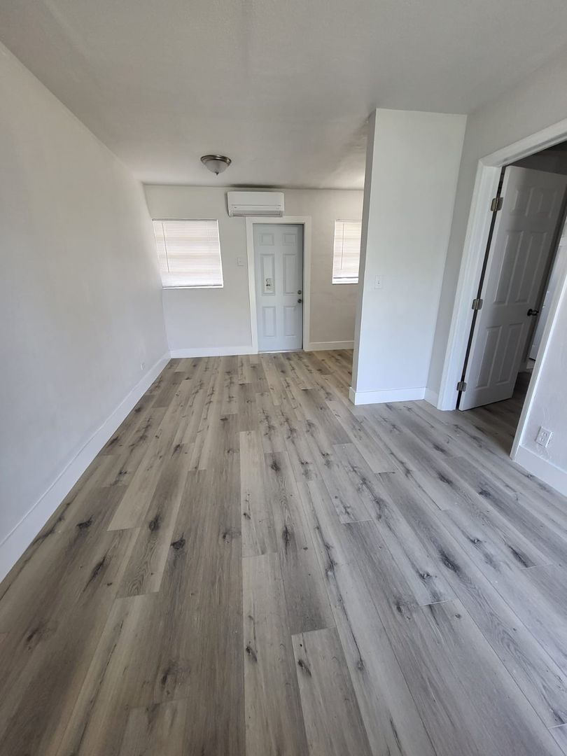 Dania Beach Apartment: 137 SW 5th CT