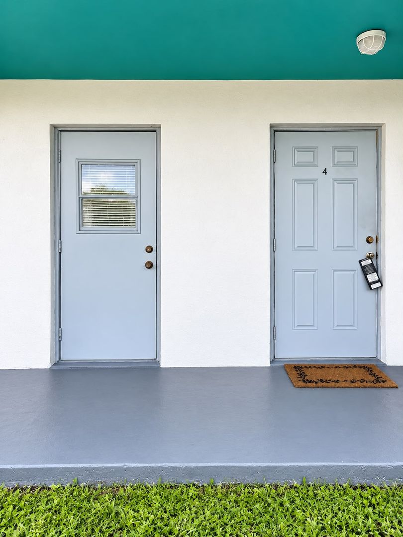 Miami Gardens Apartment: 18200 NW 20th Ave