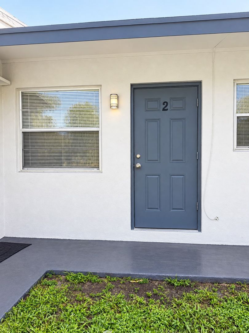 Dania Beach Apartment: 137 SW 5th CT