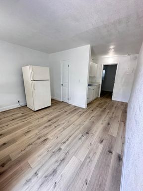 Affordable 1/1 In Hallandale near Dixie Hwy