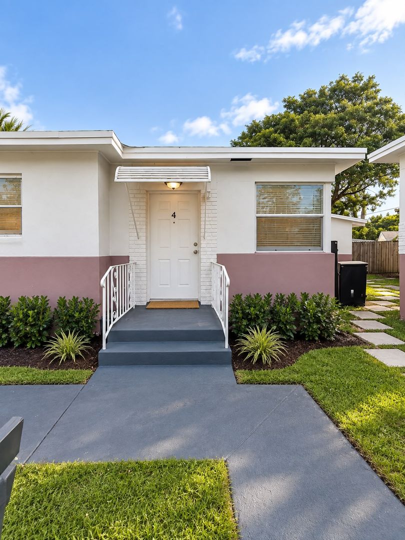 Hollywood Apartment: 1903 Thomas St