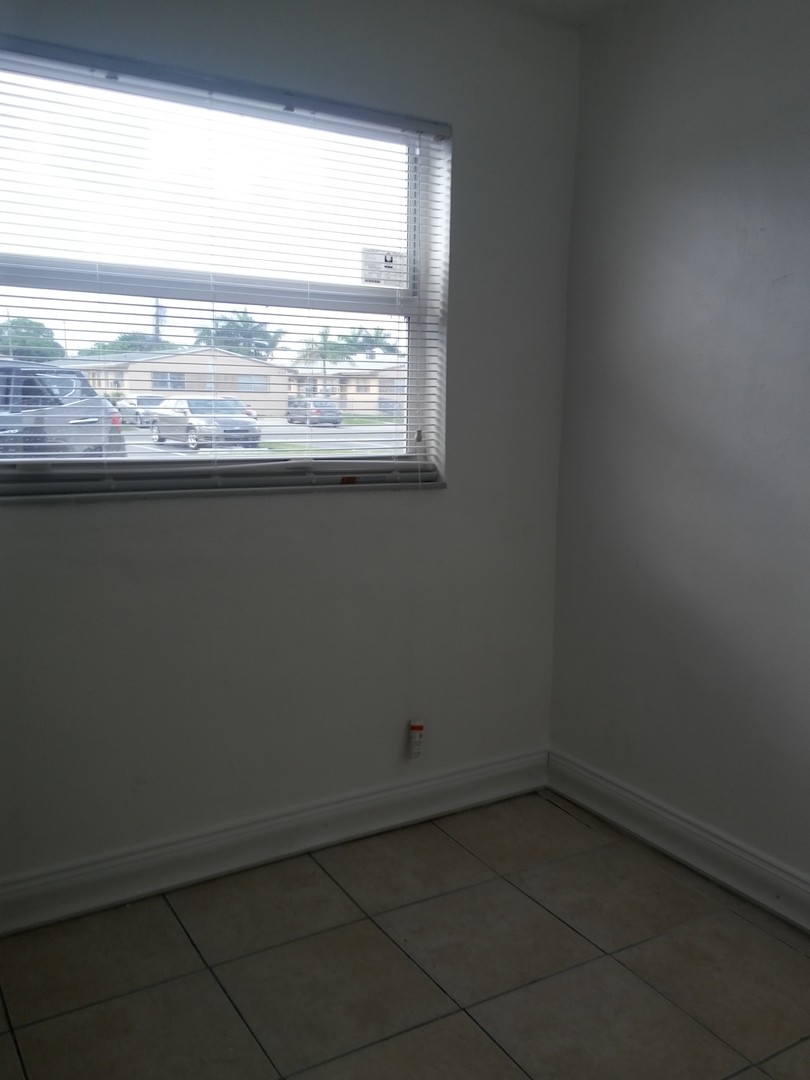 Hallandale Beach Apartment: 836 NW 10th St