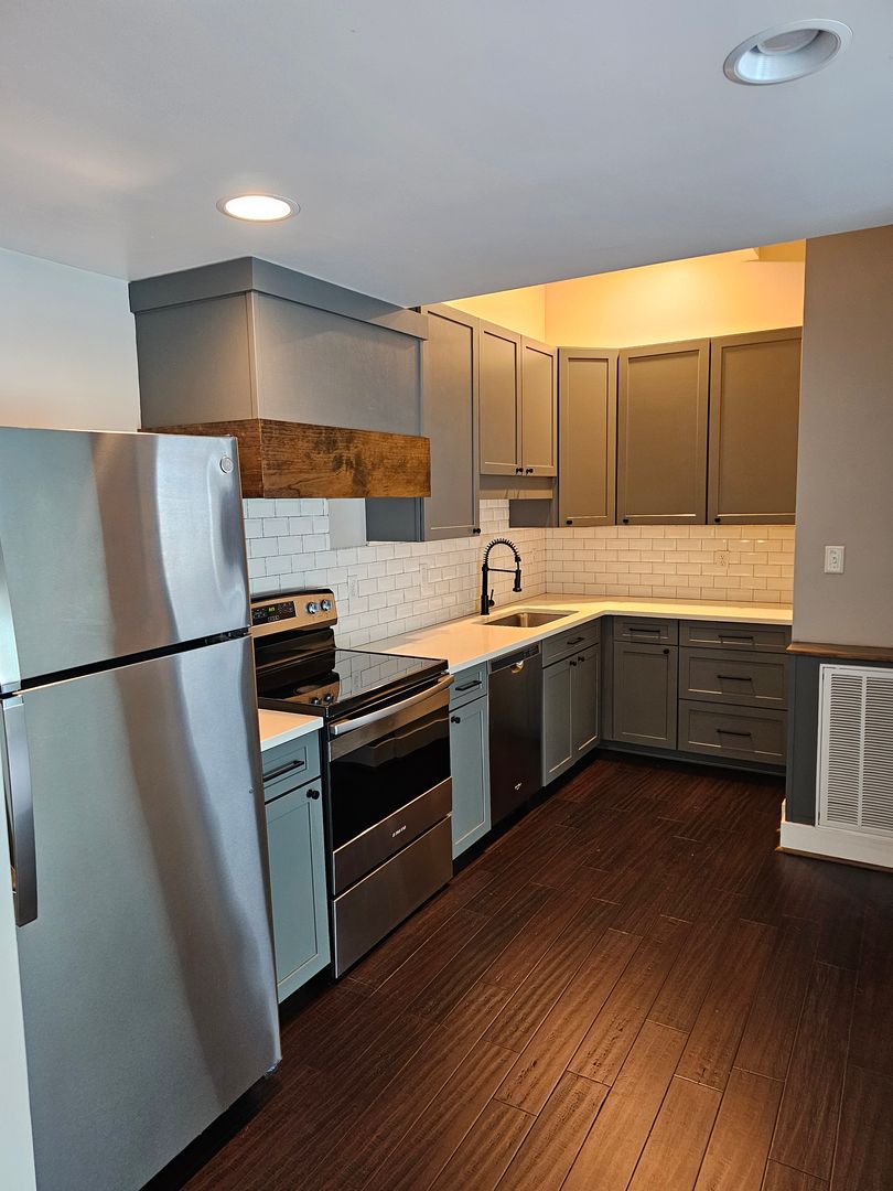 FLORENCE Apartment: 901 N. WOOD AVENUE