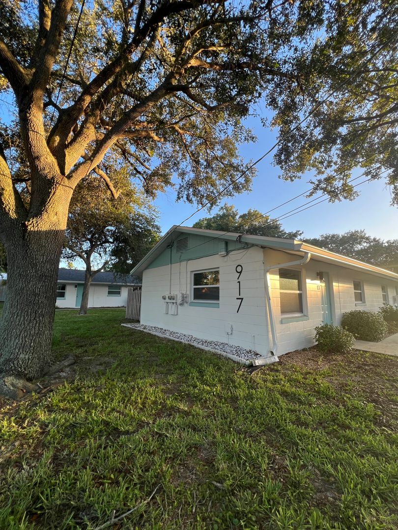 Port Orange Apartment: 917 Orange Avenue