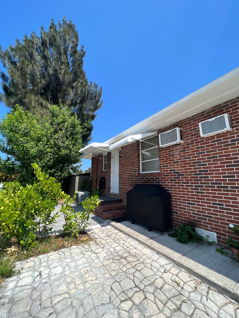 Lake Worth Apartment: 3550 Kirk Road
