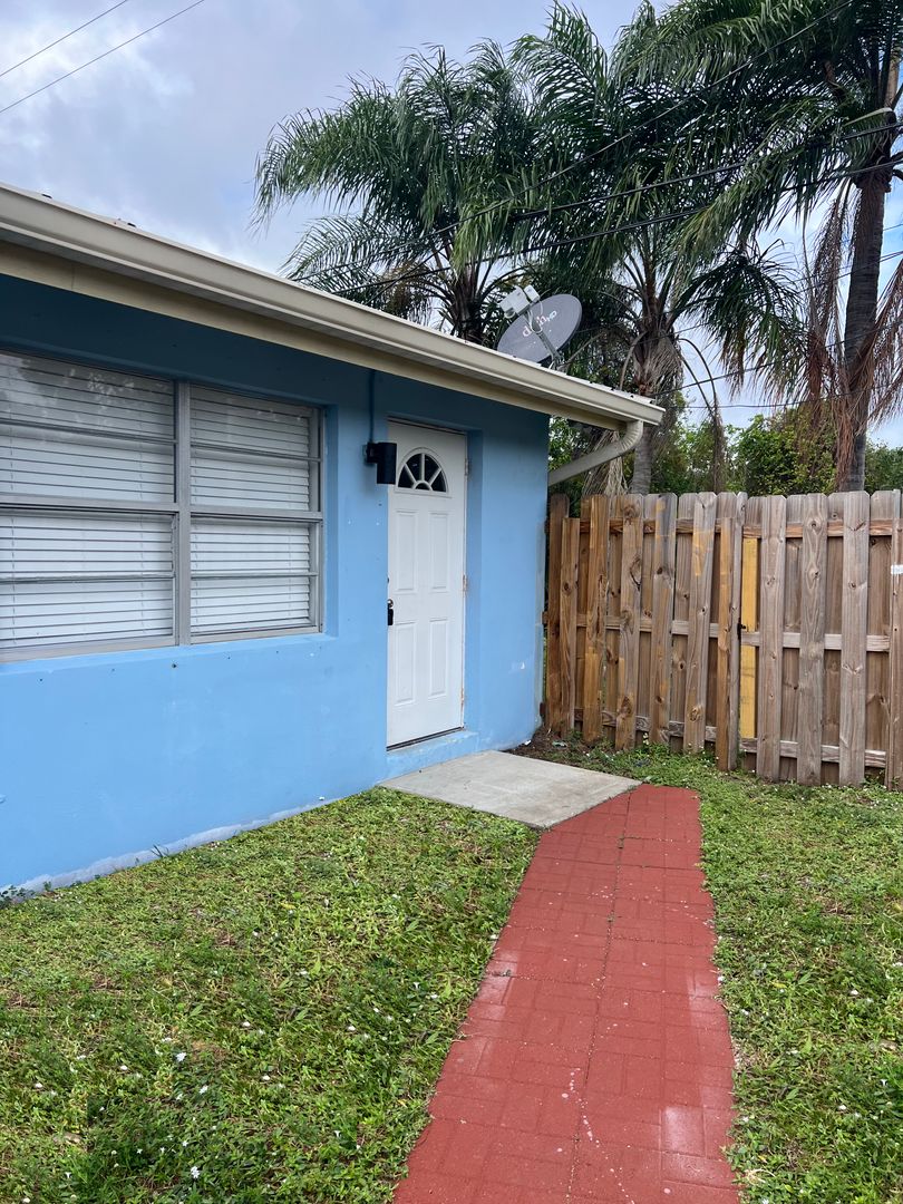Palm Beach Gardens Apartment: 512 Holly Drive