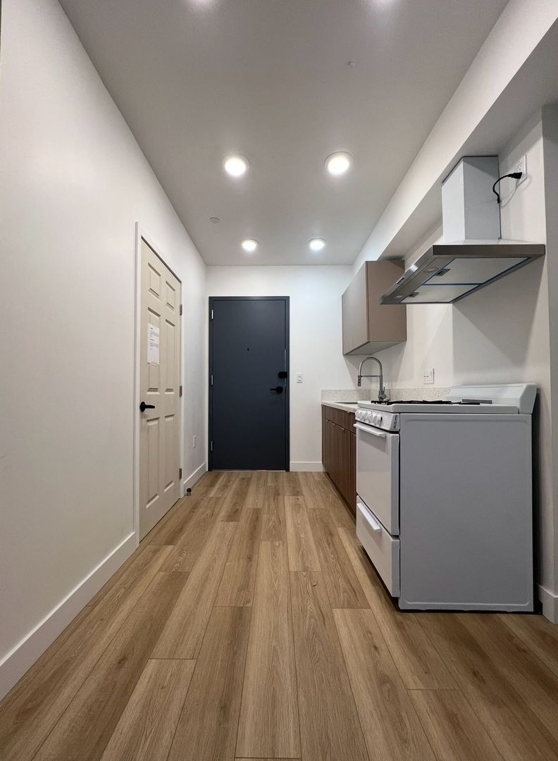 Los Angeles Apartment: 1039 E. 28th Street