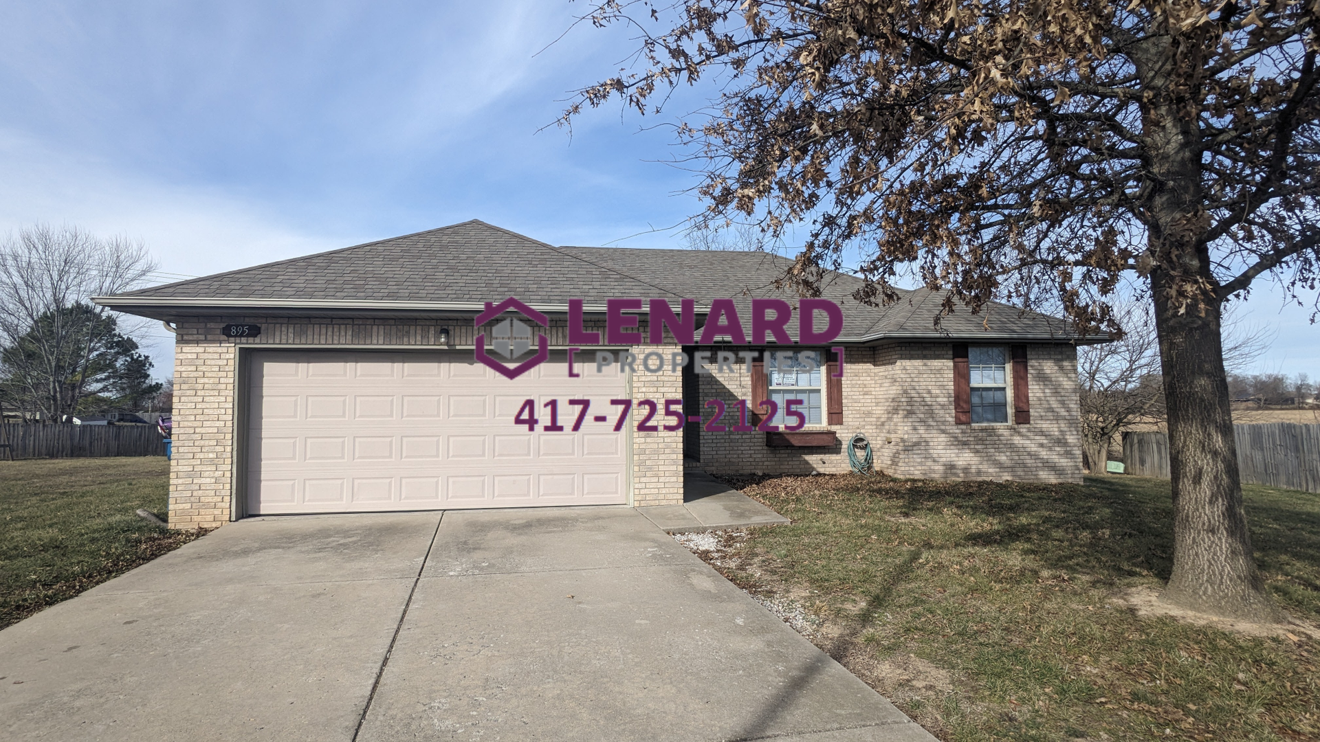 Nixa House: 895 W Cambridge Ave