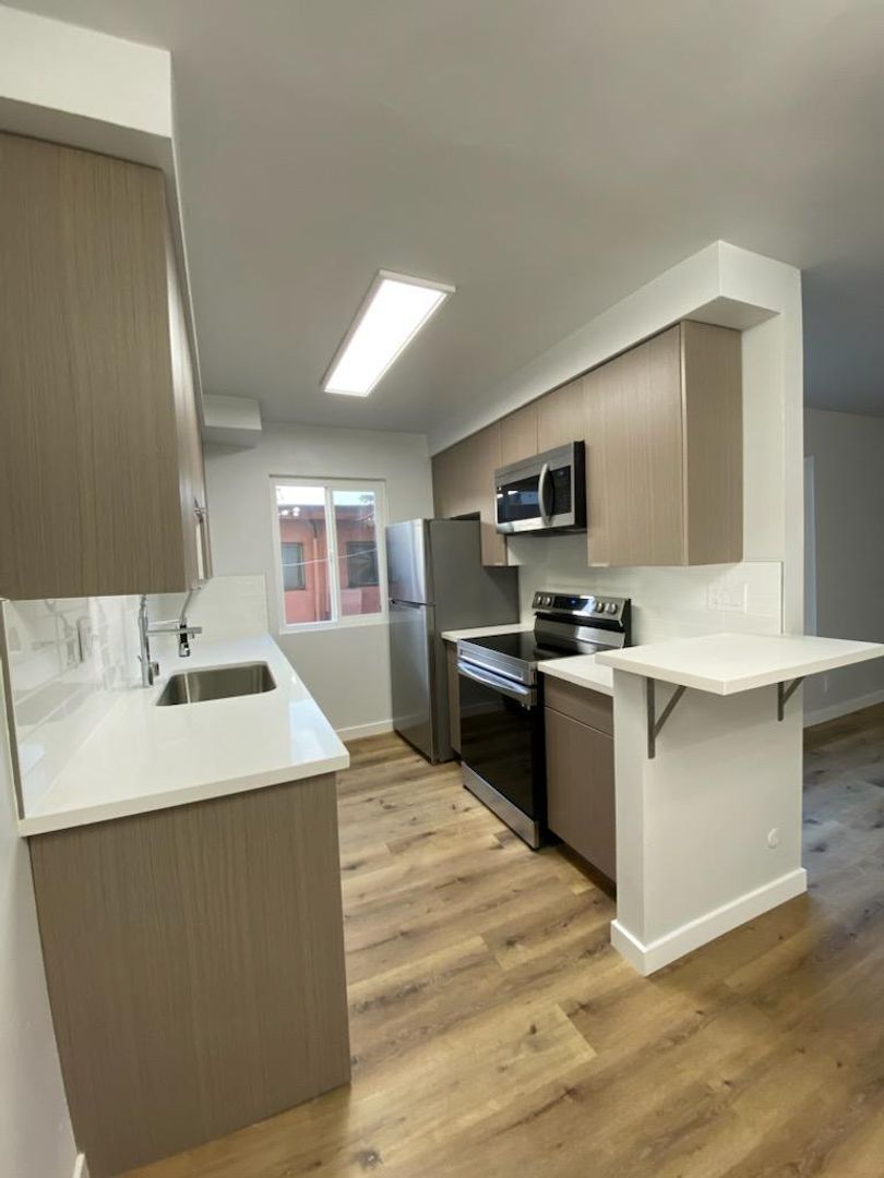LOS ANGELES Apartment: 2515 OCEAN VIEW AVENUE