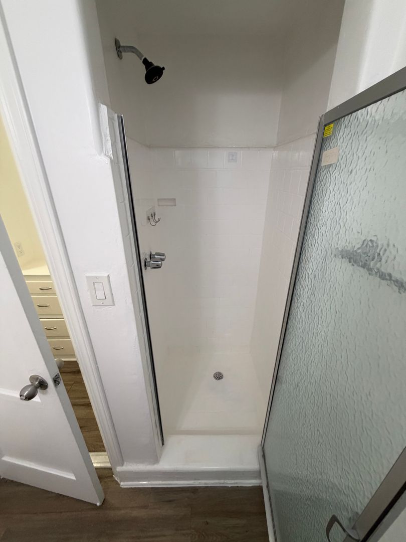 LOS ANGELES Apartment: 5920 MELROSE AVENUE