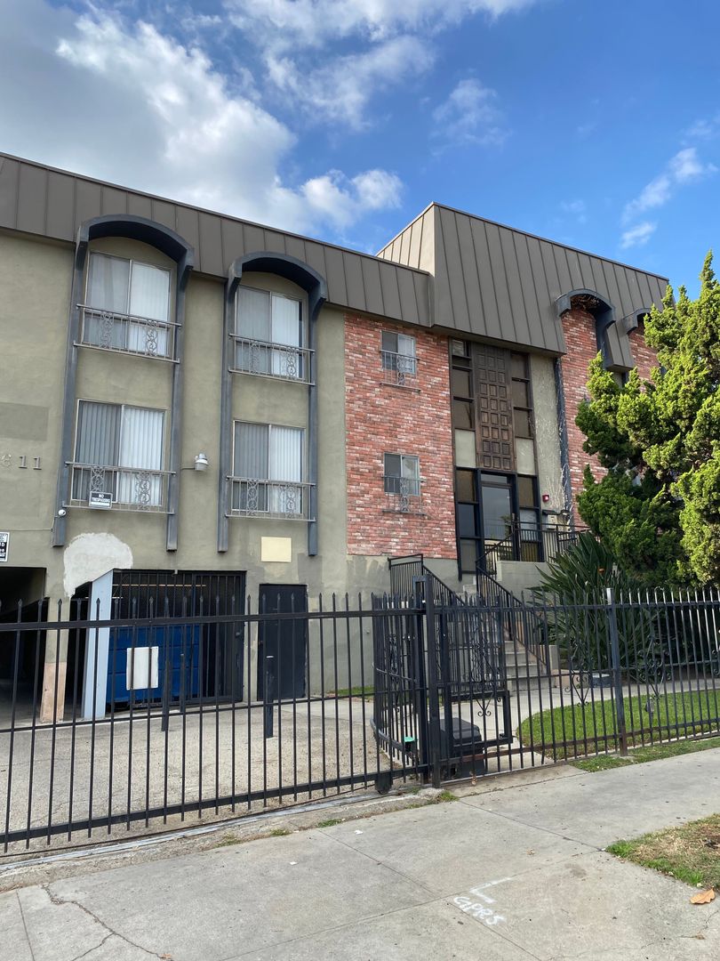 LOS ANGELES Apartment: 1611 N HOBART BLVD