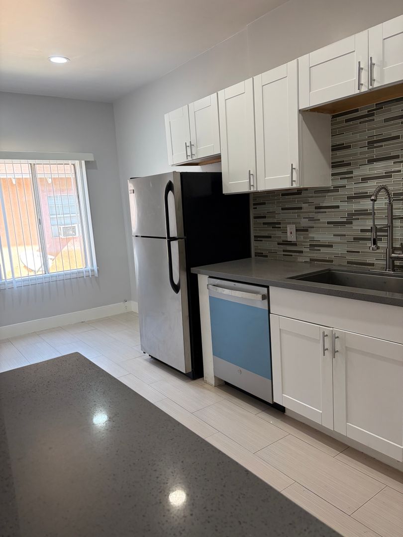 LOS ANGELES Apartment: 837 S NORMANDIE AVENUE