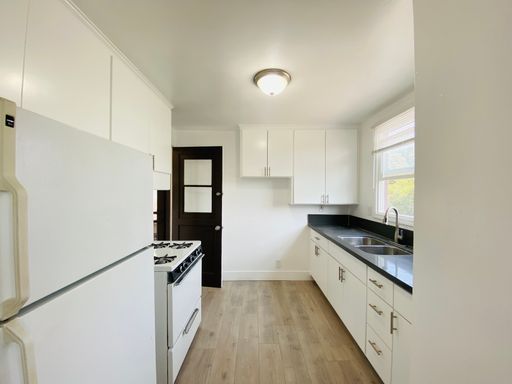 Remodeled Upper Level One Bedroom In Blocks To Runyon Canyon – photo 1