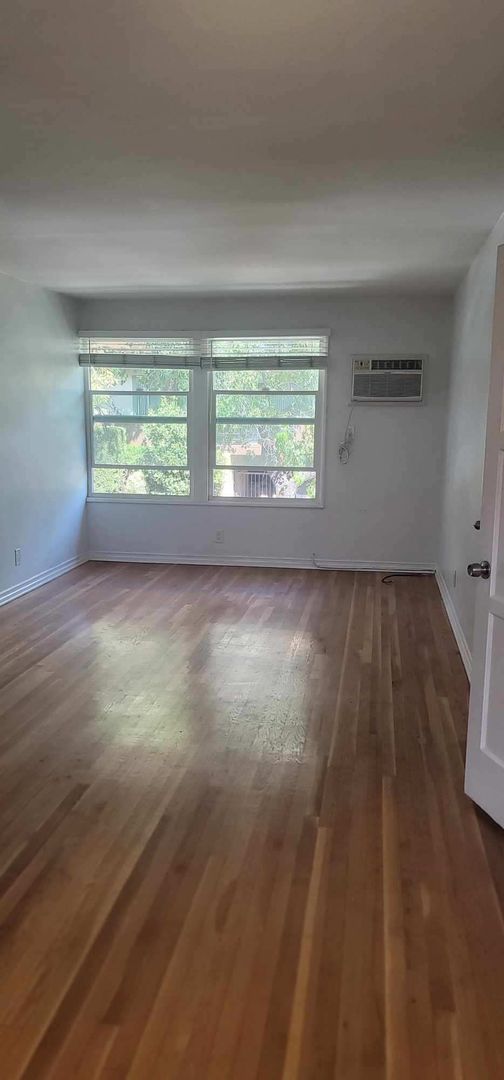 LOS ANGELES Apartment: 1645 N VISTA STREET