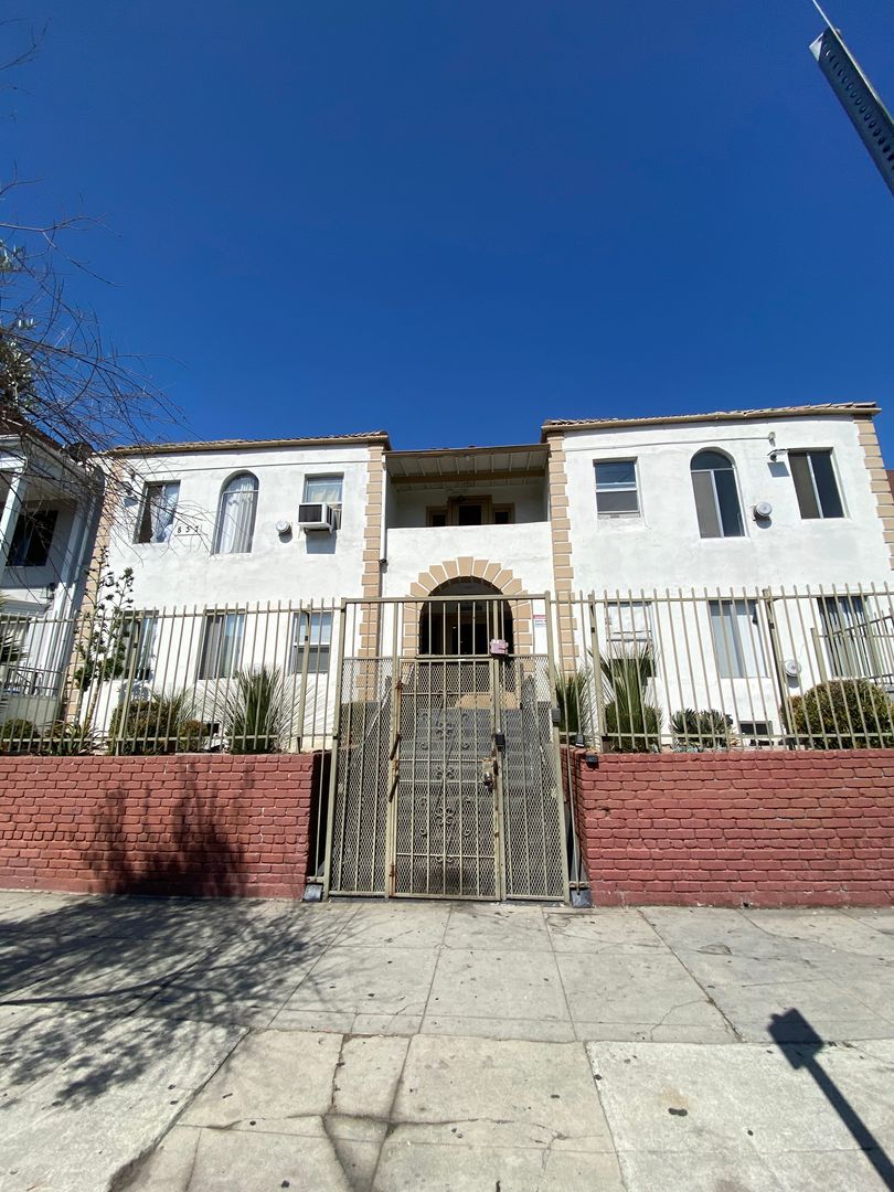 LOS ANGELES Apartment: 837 S NORMANDIE AVENUE