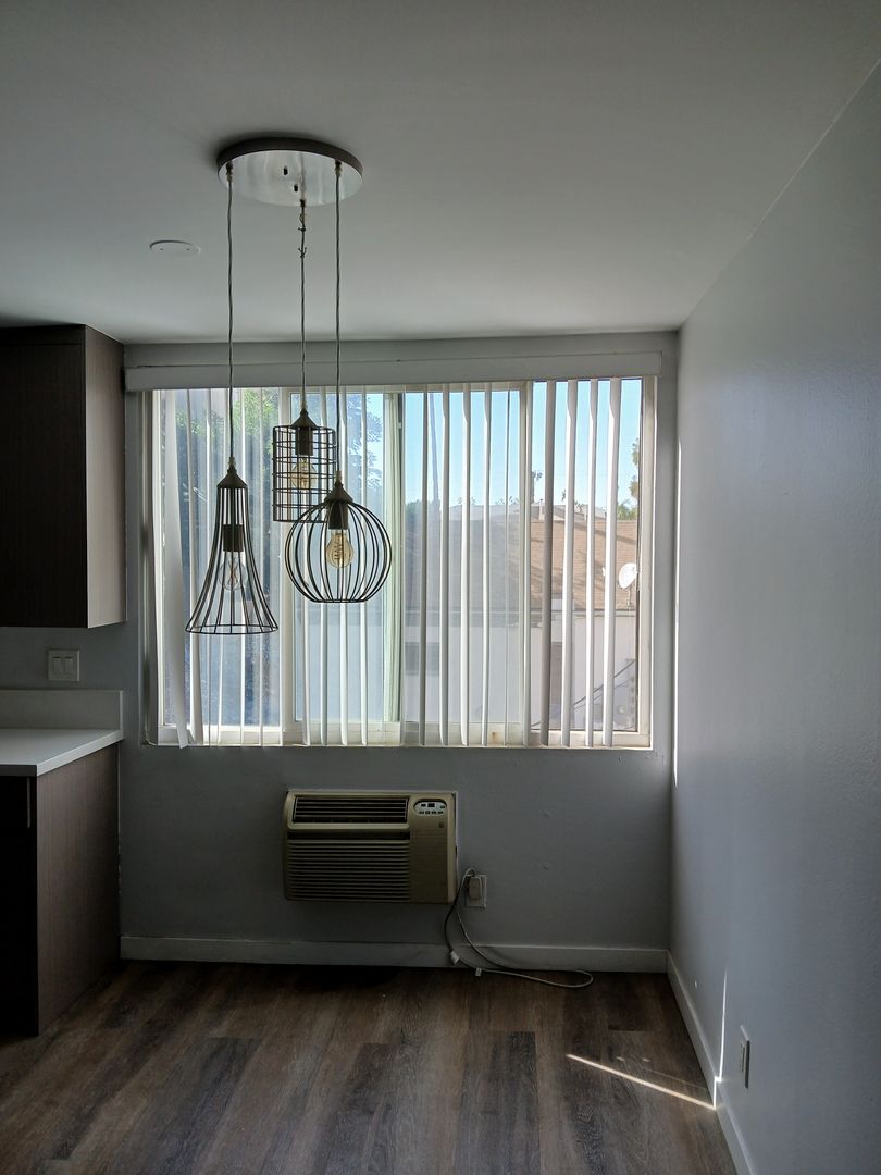 LOS ANGELES Apartment: 1611 N HOBART BLVD