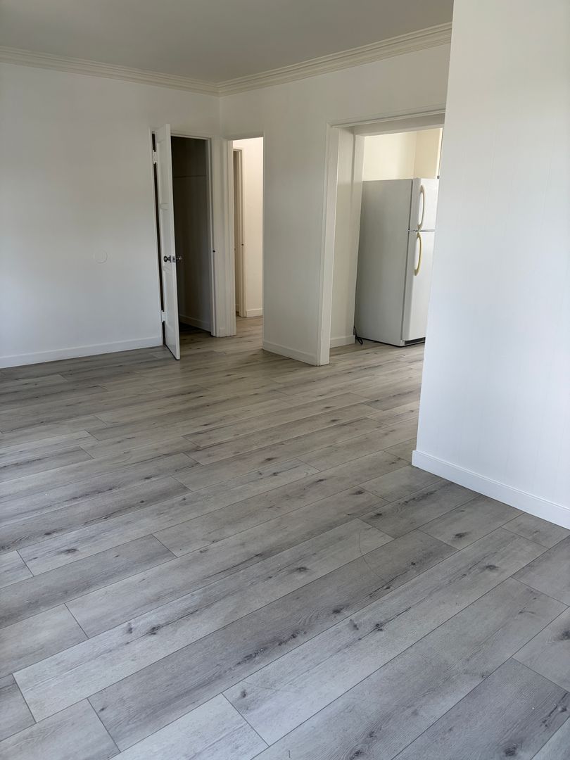 LOS ANGELES Apartment: 5920 MELROSE AVENUE