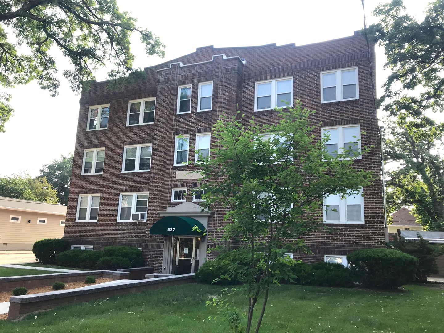 Des Moines Apartment: 527 40th St