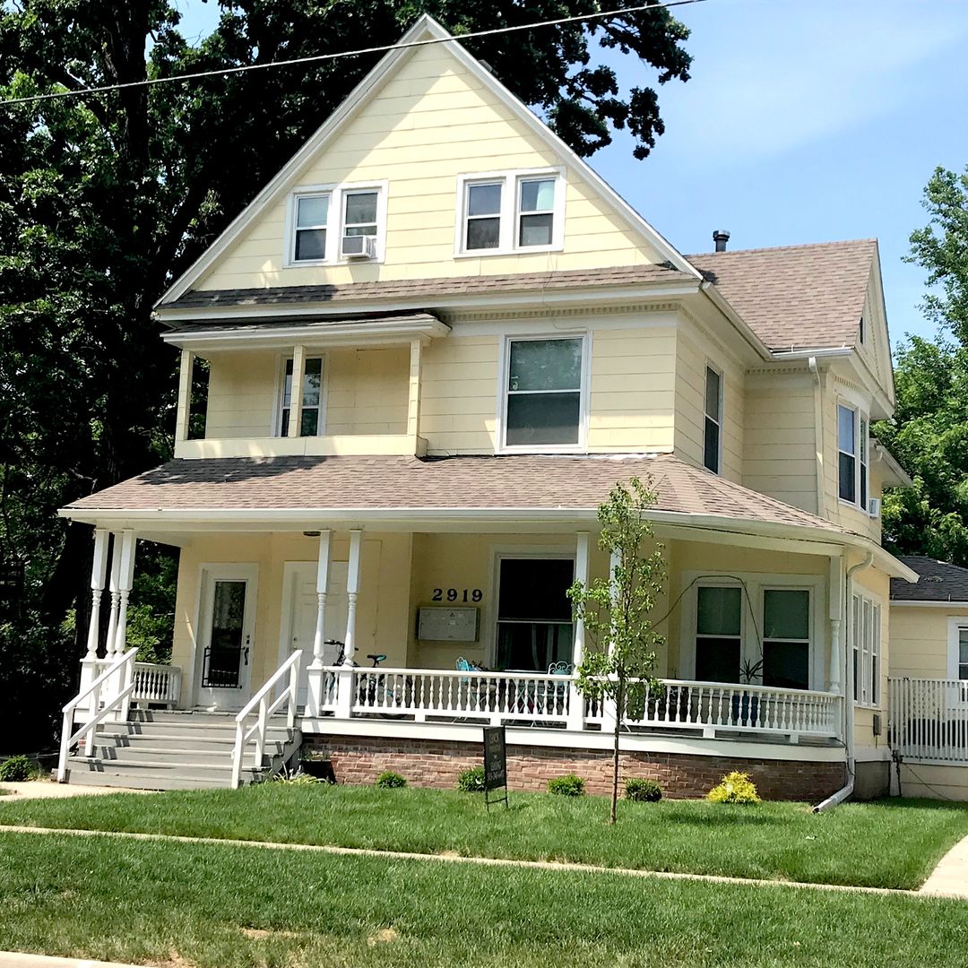 Des Moines Apartment: 2919 Cottage Grove