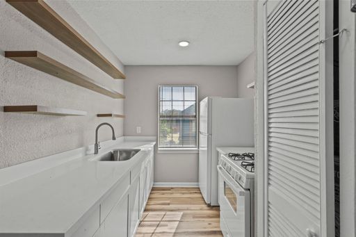 3 Bedroom Rental – 1927 Ave M 1/2 - #10, Galveston, TX 77550