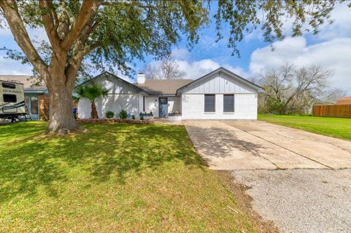 3 Bedroom Rental – 2302 38th Ave N, Texas City, TX 77590