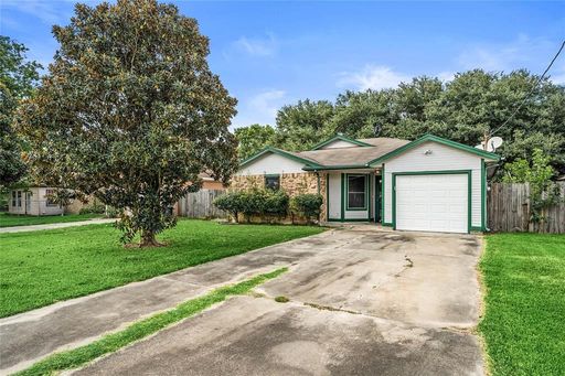 3 Bedroom Rental – 2716 2nd Ave N, Texas City, TX 77590