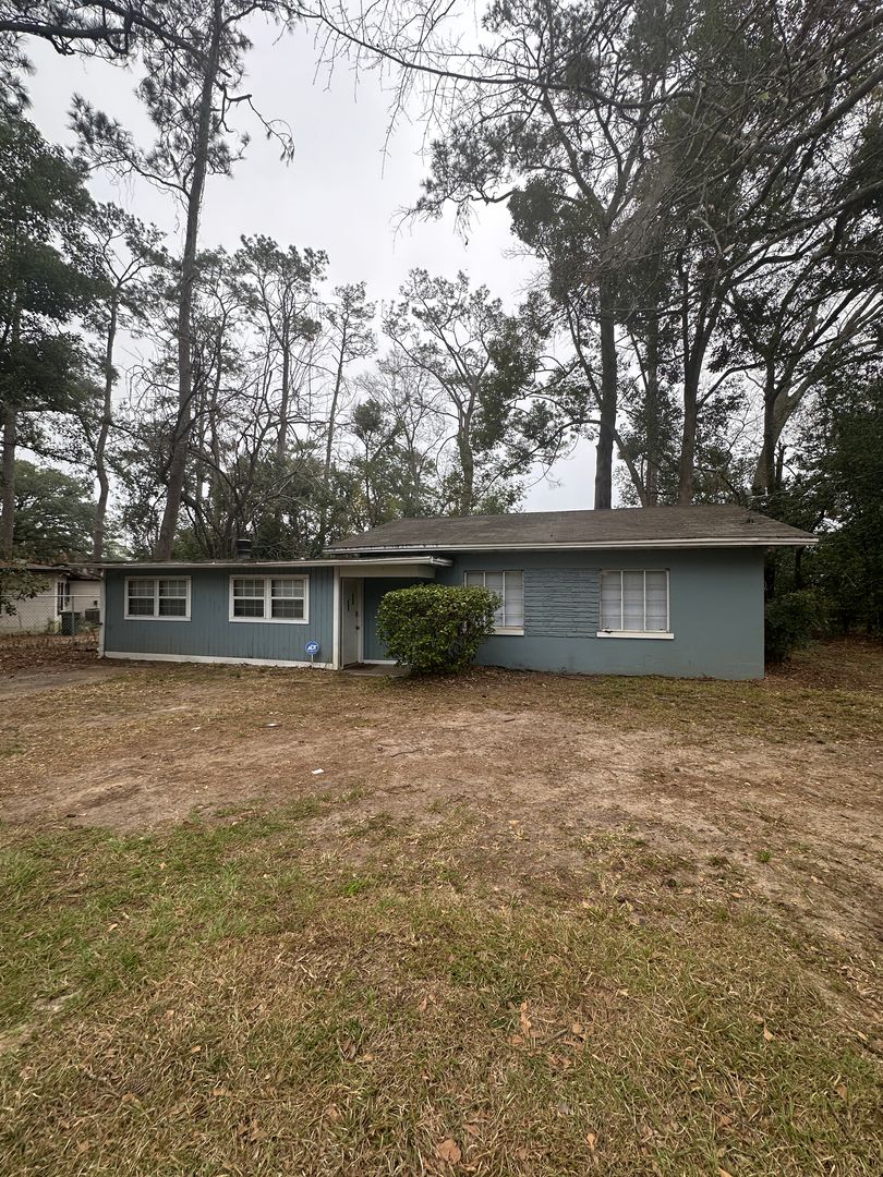 Tallahassee House: 2046 Bellevue Way