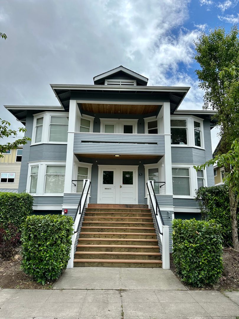 Albany Apartment: 218 3rd Ave SE
