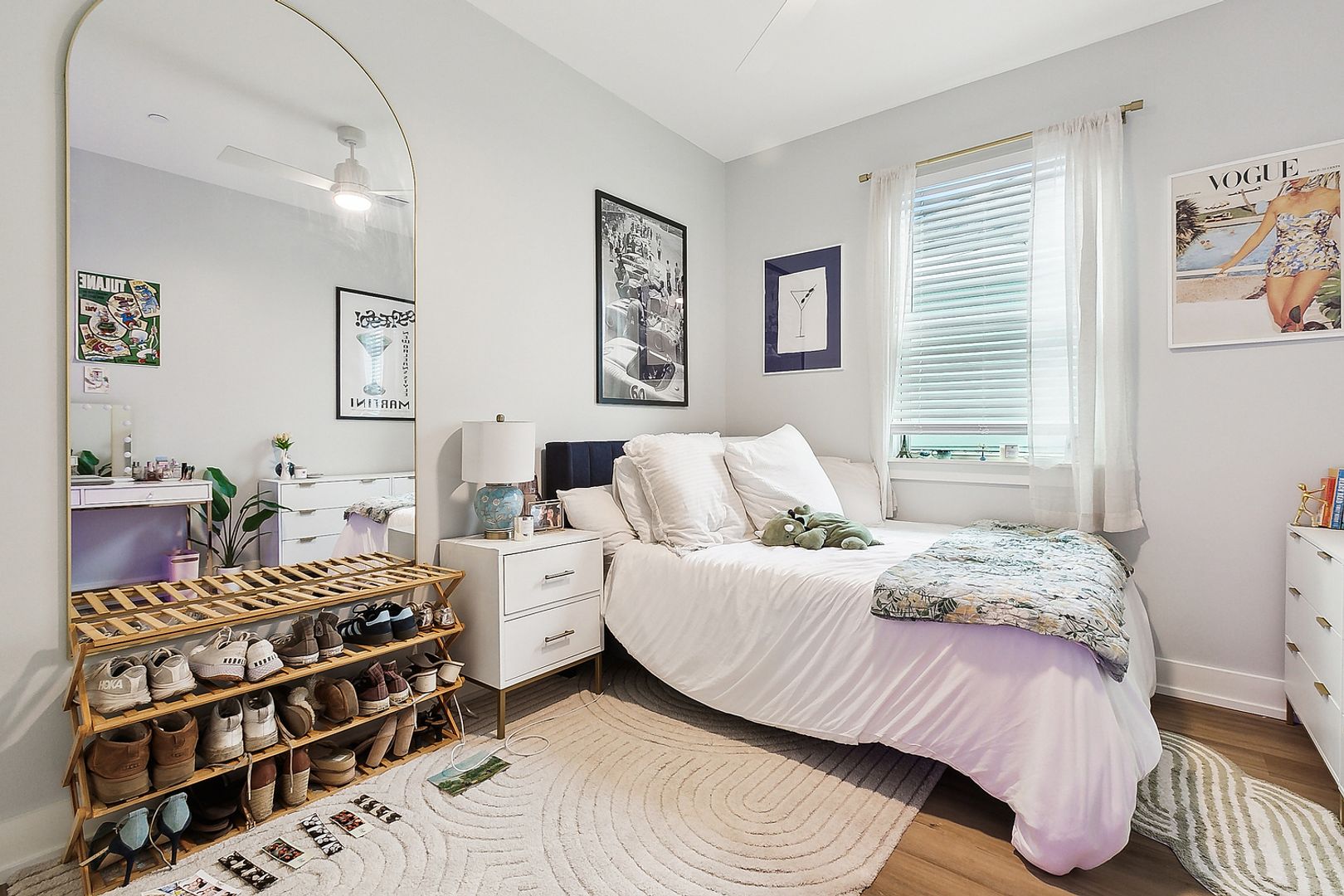 Elegant 3 Bedroom, 2.5 Bath Apartment 5 of 8