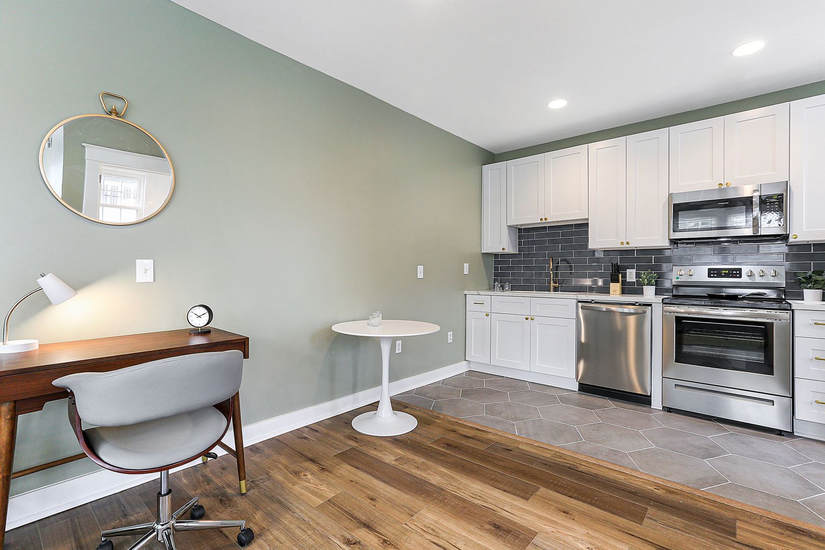 Fully furnished studio apartment 2 of 12