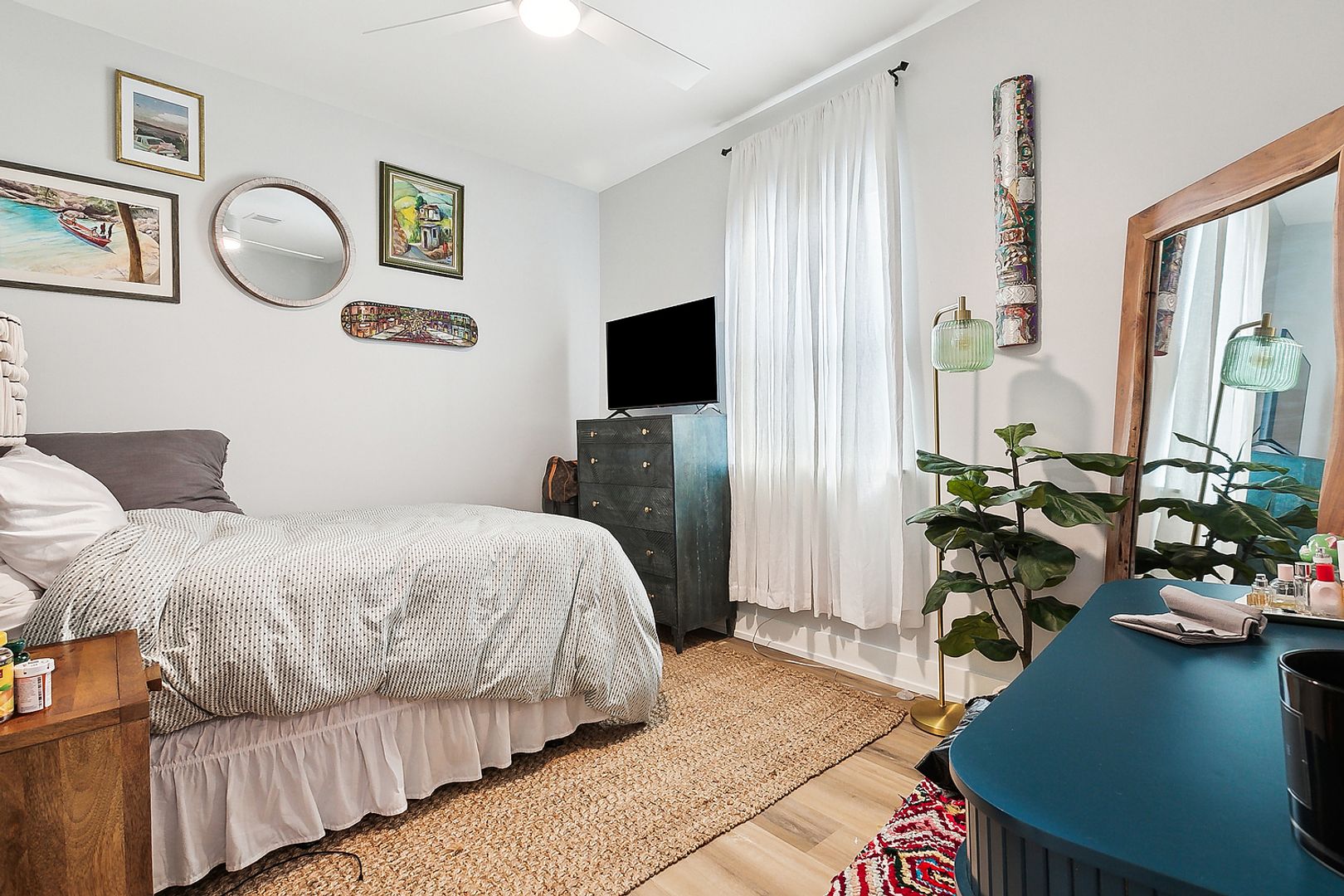 Elegant 3 Bedroom, 2.5 Bath Apartment 4 of 8