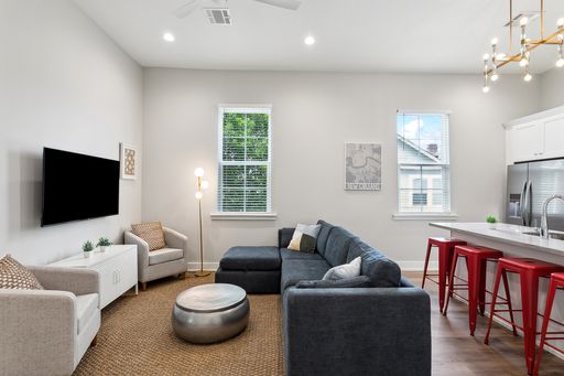 3 Bed, 2 Bath Apartment for rent – photo 1