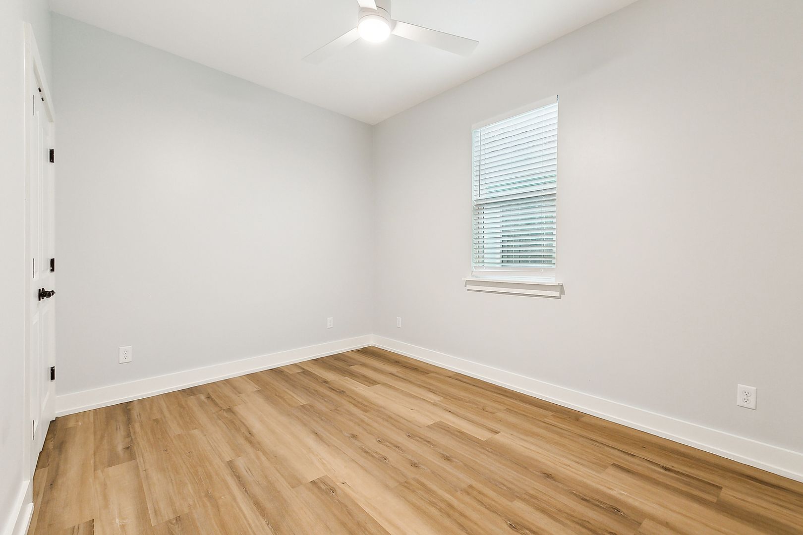 Spacious 3 Bedroom, 2 Bath Apartment with Modern Appliances 6 of 8