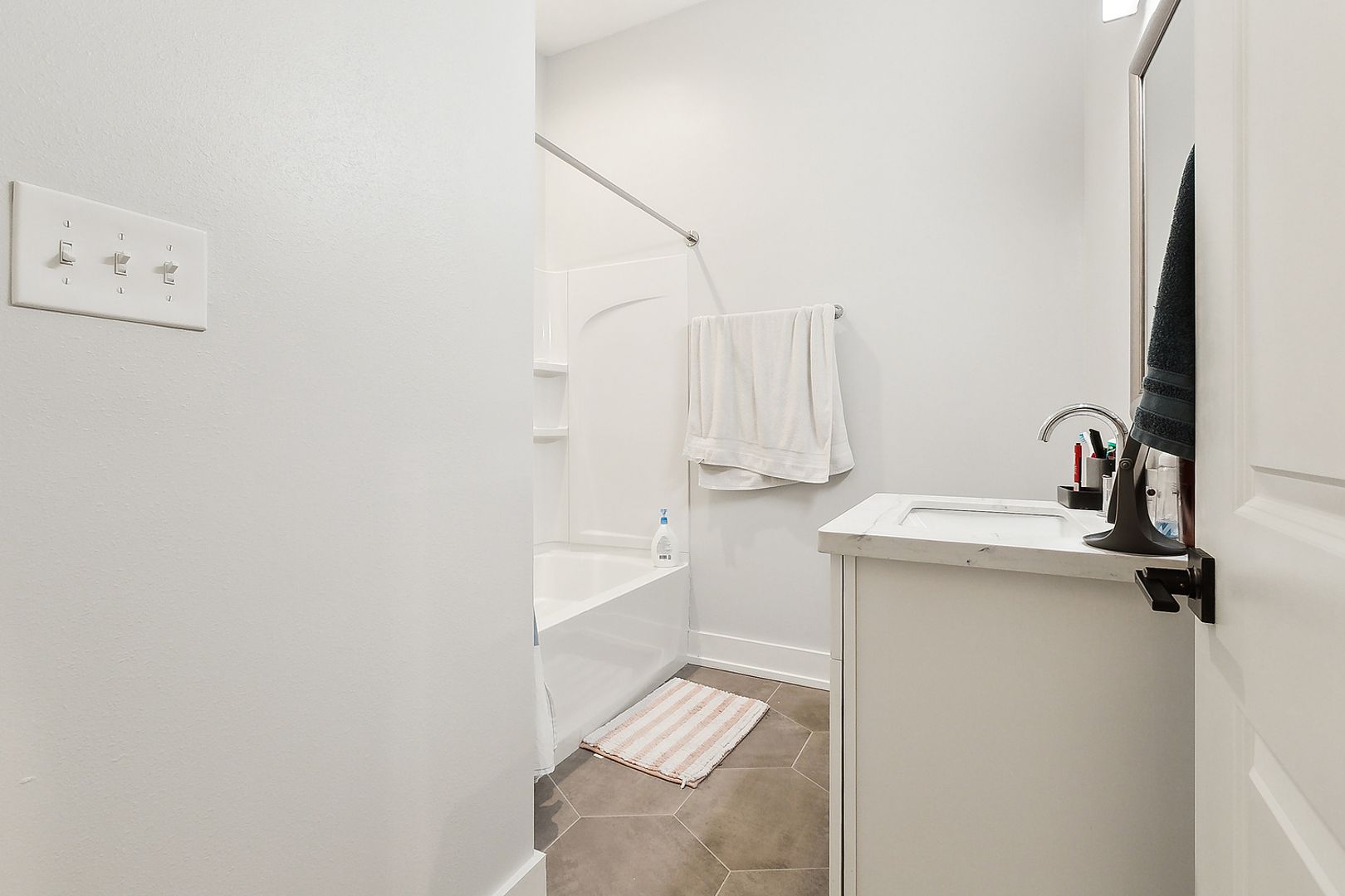 Cozy 2 Bedroom, 1 Bath Apartment 5 of 6