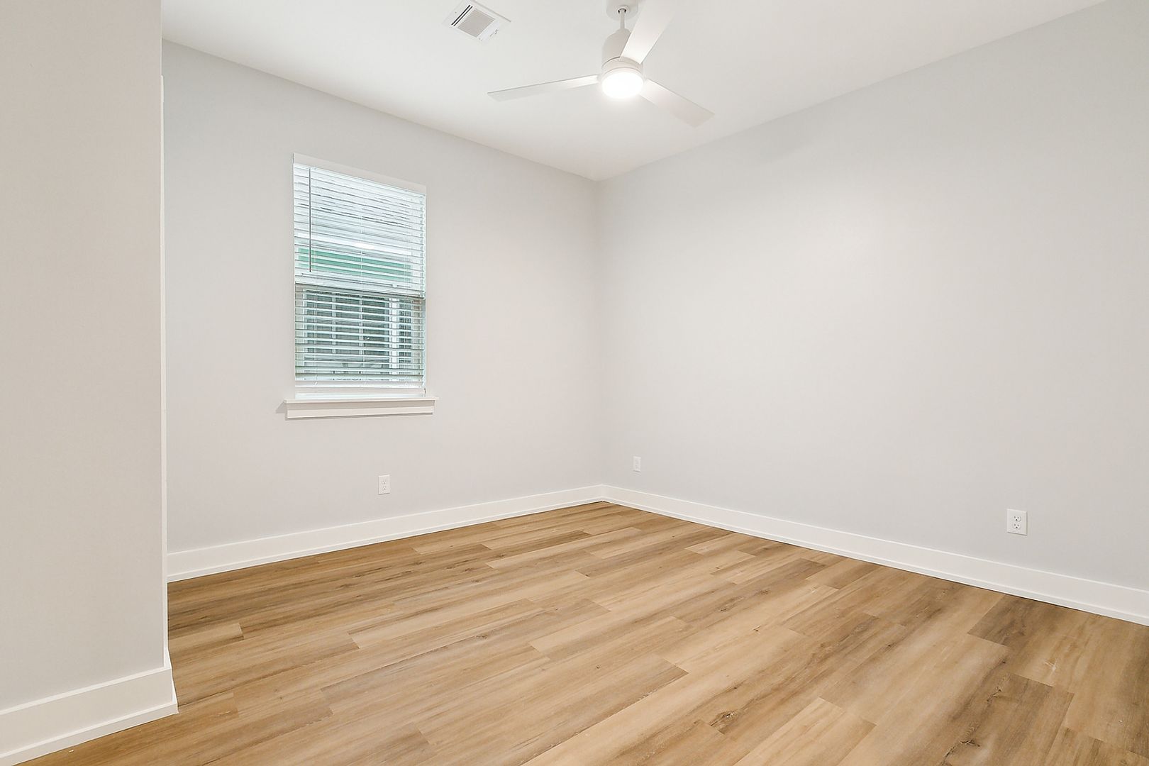 Spacious 3 Bedroom, 2 Bath Apartment with Modern Appliances 5 of 8