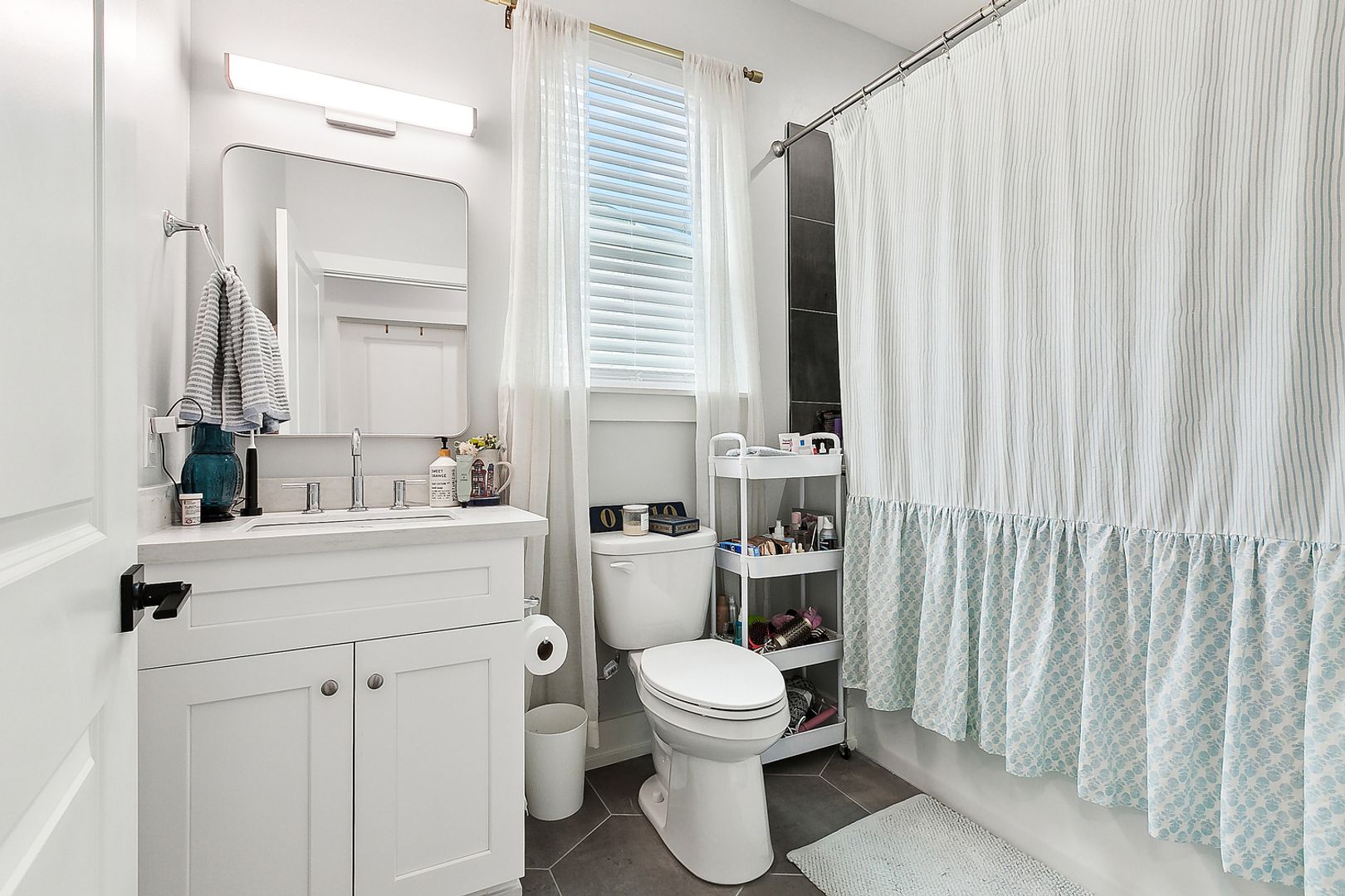 Elegant 3 Bedroom, 2.5 Bath Apartment 7 of 8