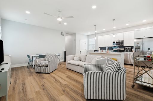 Elegant 3 Bedroom, 2.5 Bath Apartment – photo 1