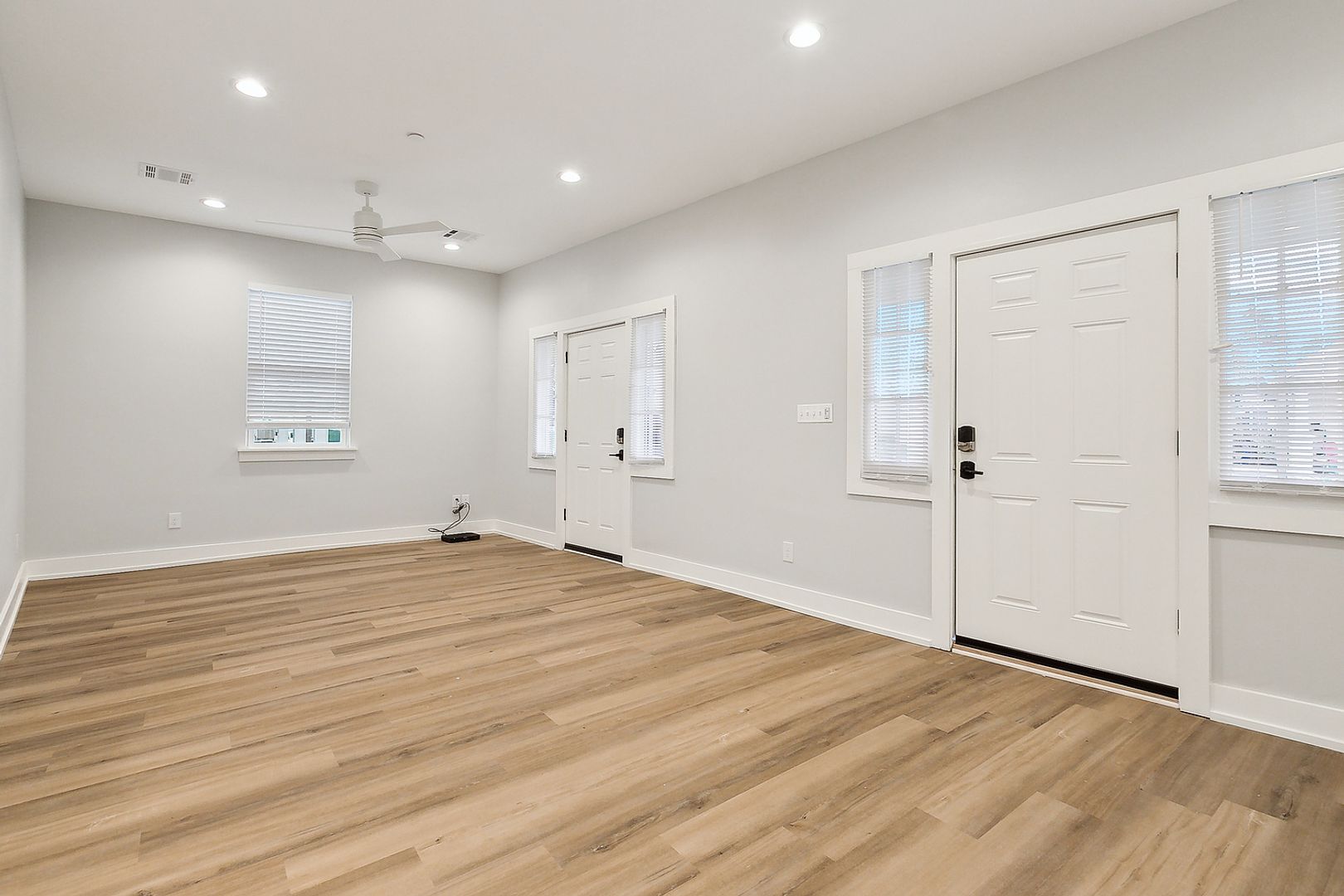 Spacious 3 Bedroom, 2 Bath Apartment with Modern Appliances 3 of 8