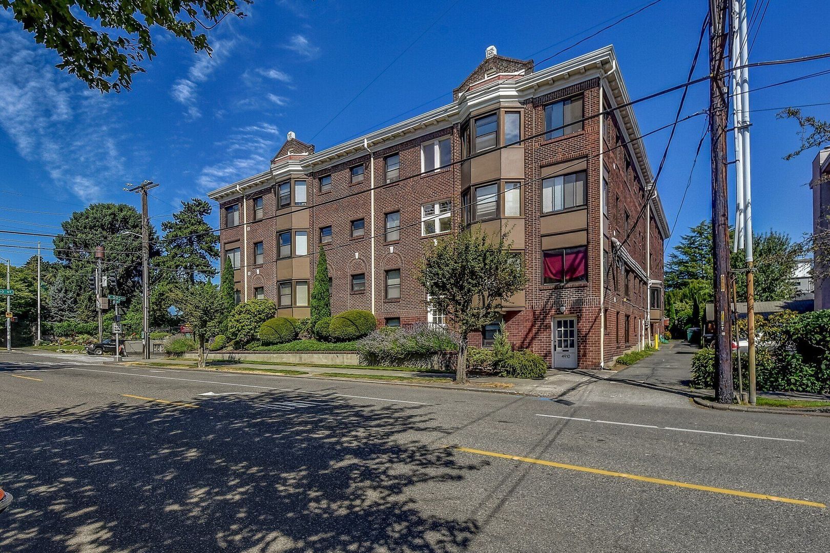 Seattle Apartment: 705 N 50th Street