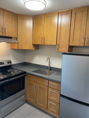 TWO WEEKS FREE! Top Floor One Bedroom Unit with Water View – photo 1