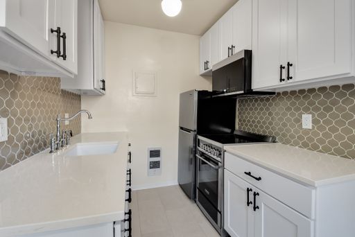 TWO WEEKS FREE! Top Floor Vintage Charm Unit with Newly Remodeled Kitchen – photo 1
