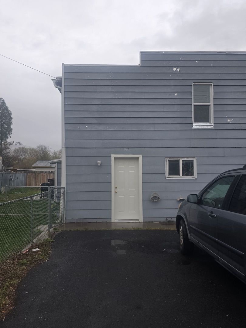 Klamath Falls House: 1643 Summers Ln.