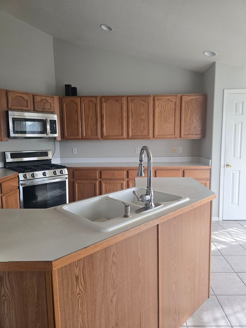 Klamath Falls House: 6314 Metro St