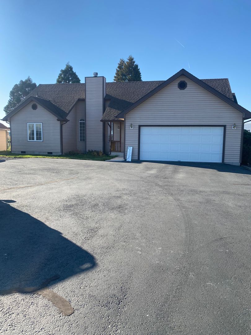 Klamath Falls House: 10505 Spring Lake Rd