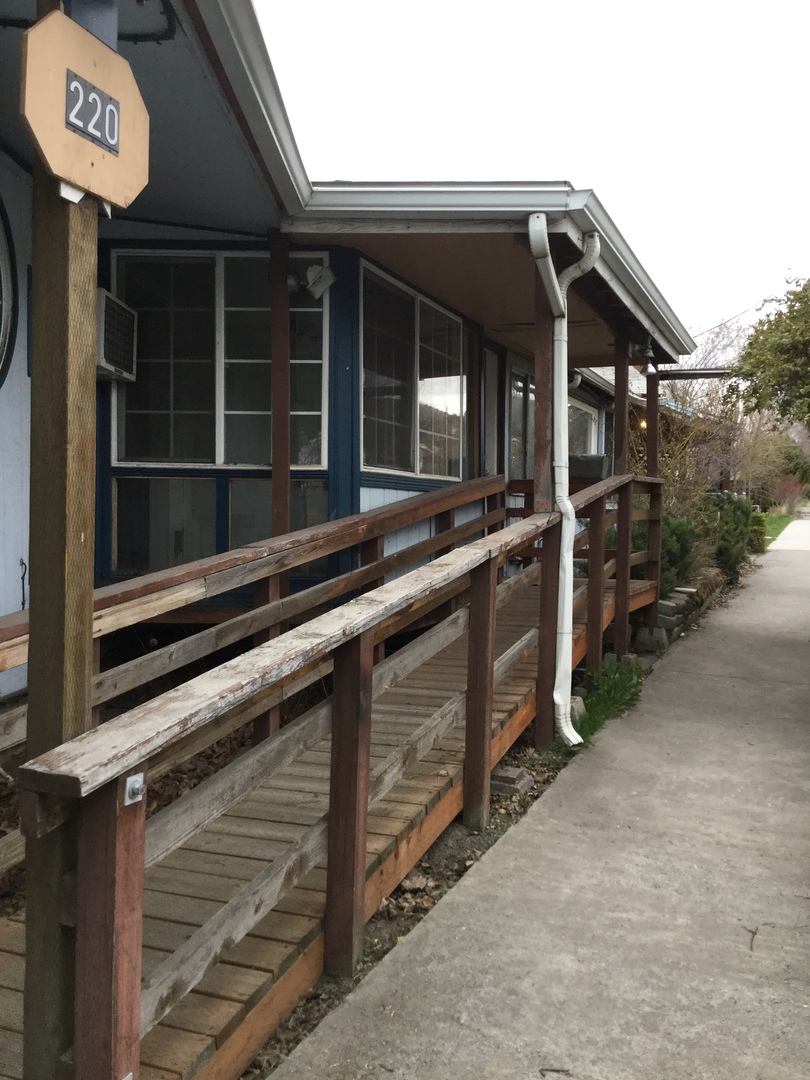 Klamath Falls Apartment: 201&203 Craterlake Pkwy